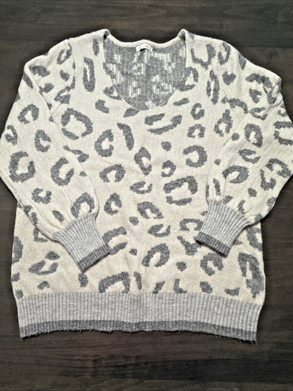 Maurices Gray and Off White Womens Size 0 Plus Sweater Cheetah Animal Print